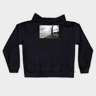 Arbre sur une plage en Noir & Blanc Kids Hoodie